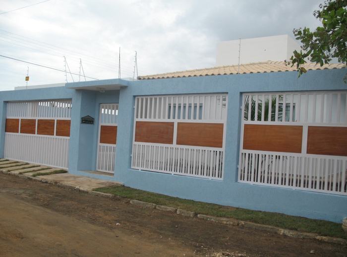 Fachada em etapa de obra e acabamento
