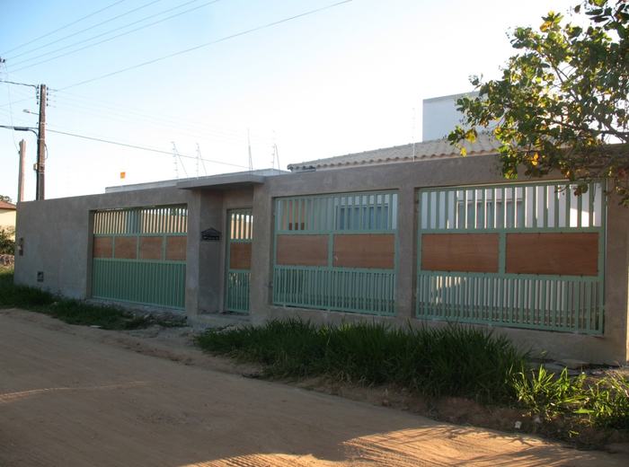 Fachada e acesso em fase de construção
