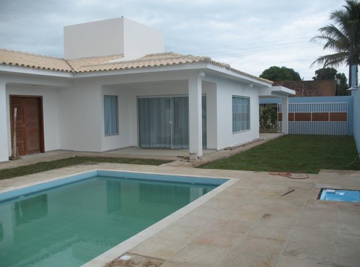 Vista ampla da área externa com piscina