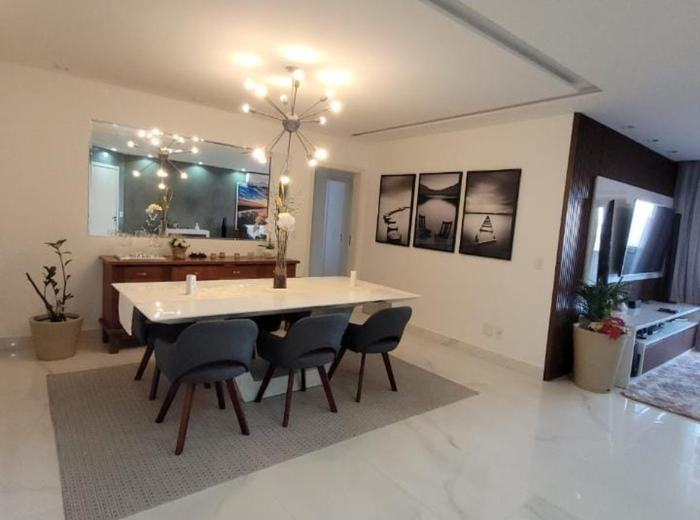 Sala de jantar pronta para apresentação