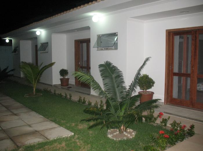 Área externa iluminada na parte da noite