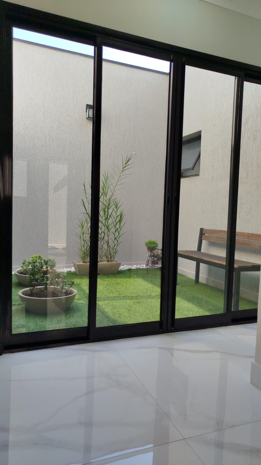 Jardim interno pronto após a reforma