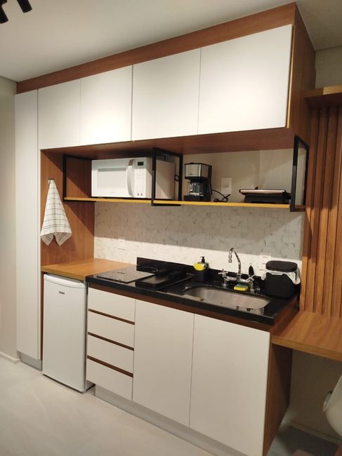 Studio 20 m² depois da reforma - bancada e marcenaria