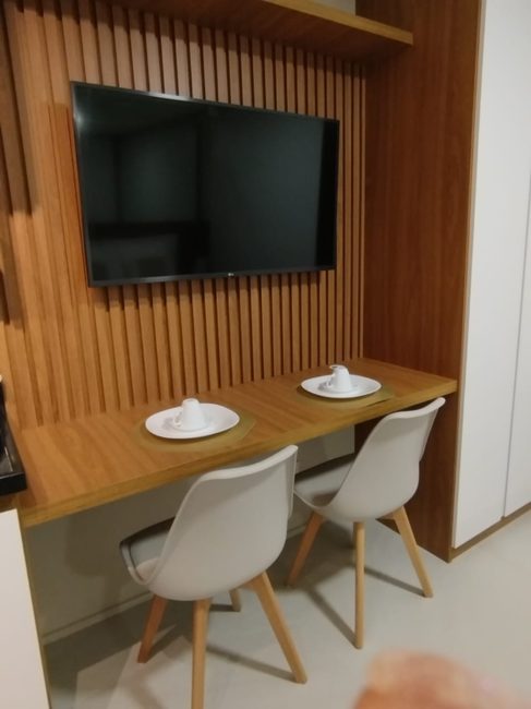 Studio 20 m² depois da reforma - painel de TV e bancada